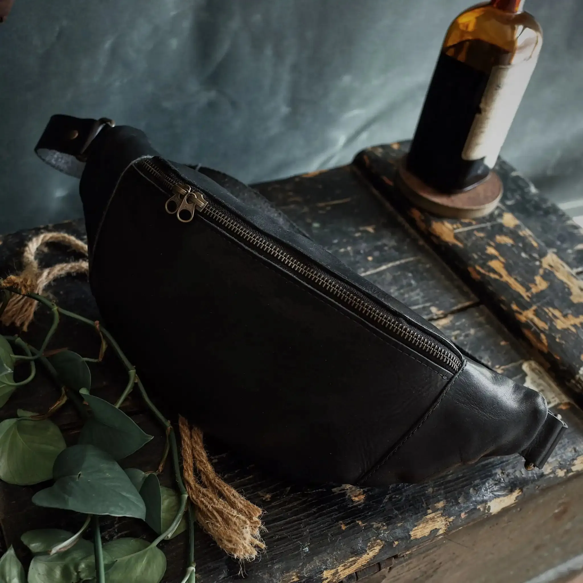Verdun Leather Fanny Pack – Black Edition