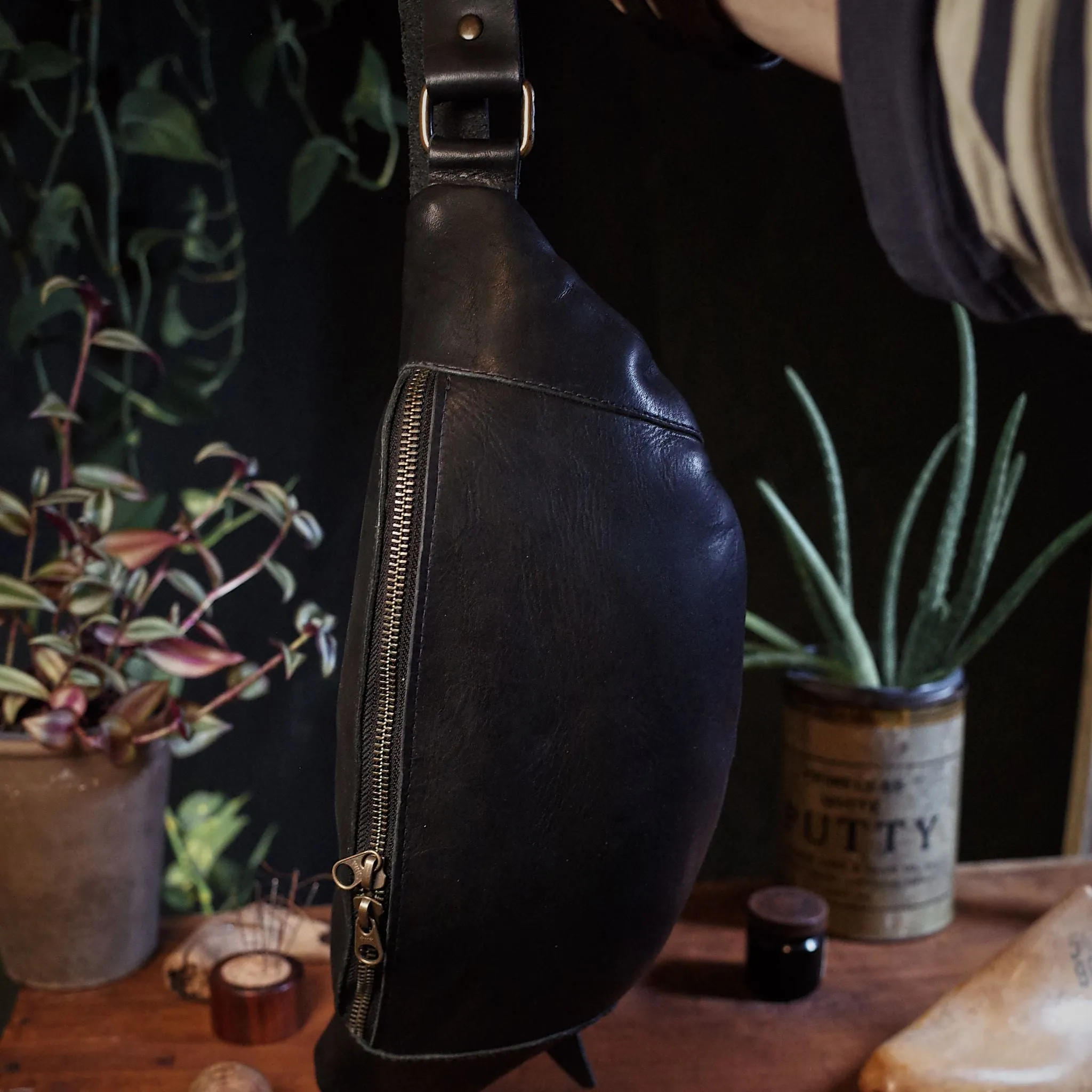 Verdun Leather Fanny Pack – Black Edition